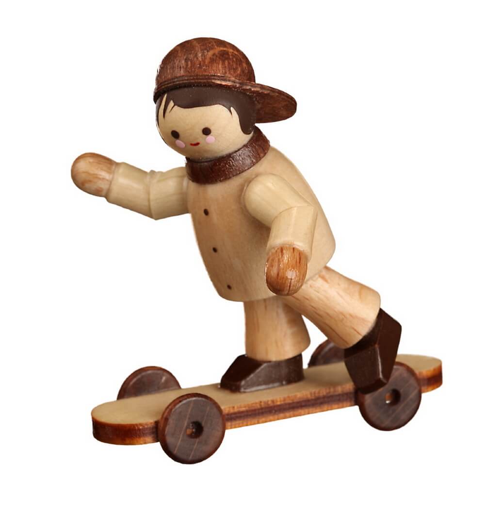 Wow, Felix mit Skateboard, mini in natur von Romy Thiel / Erzgebirge, macht eine super Figur. Er beherrscht die neusten Tricks und Stunts. Das ihm das …