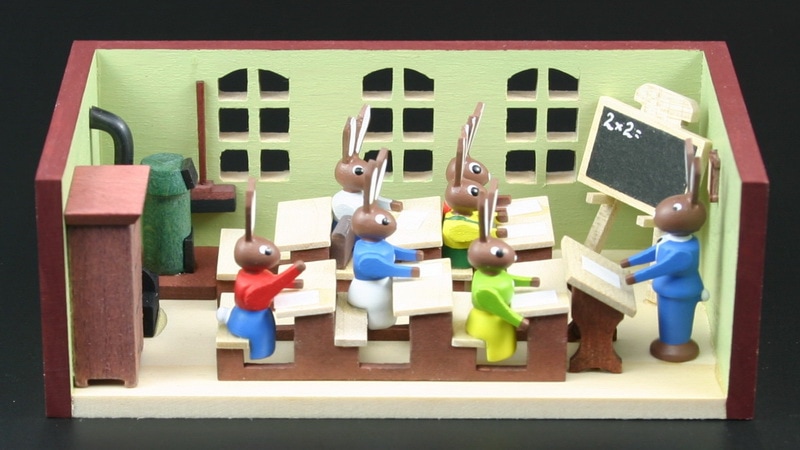 Miniaturstübchen Hasenschule mit Lehrer von Gunter Flath aus Seiffen / Erzgebirge Lustige Nachbildung einer Schulstube oder Klassenzimmmer in einer …