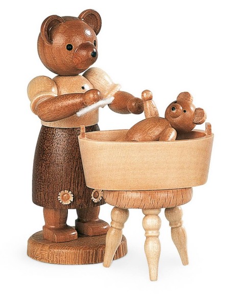 Dekofigur Bärenmutter mit badendem Kind aus Holz, naturfarben von Müller Kleinkunst aus Seiffen