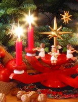 Vorschau: Richard Glässer Adventsleuchter mit Weihnachtsengel, rot_Bild1