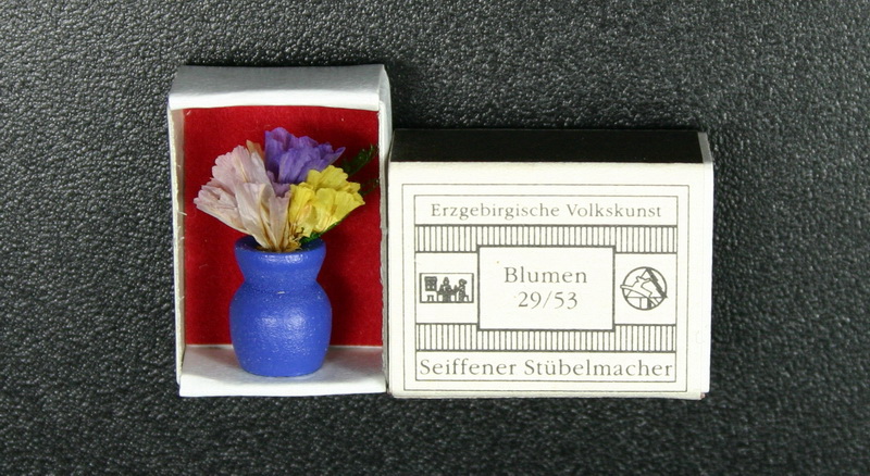 Mini - Zündholzschachtel Blumen, blau von Gunter Flath aus Seiffen / Erzgebirge Detailgetreue Nachbildung von einer Vase mit Blumen. Diese Vase wurde in eine …