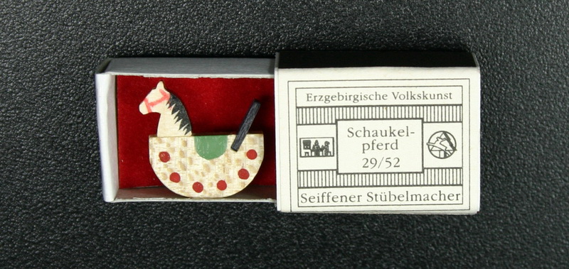 Mini - Zündholzschachtel Schaukelpferd von Gunter Flath aus Seiffen / Erzgebirge Detailgetreue Nachbildung von eines Schaukelpferdes aus früheren Zeiten. …