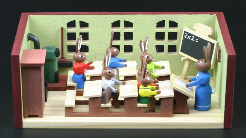 Miniaturstübchen Hasenschule mit Lehrerin von Gunter Flath aus Seiffen / Erzgebirge Lustige Nachbildung einer Schulstube oder Klassenzimmmer in einer …