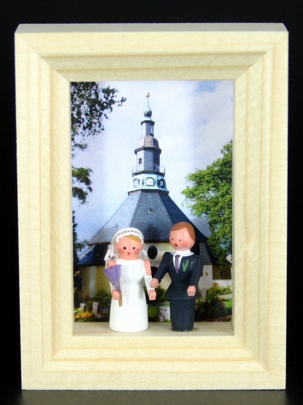 Miniatur im Rähmchen Hochzeit von Gunter Flath aus Seiffen / Erzgebirge Detailgetreue Nachbildung eines Hochzeitpaares vor der Seiffener Kirche. Dieses …