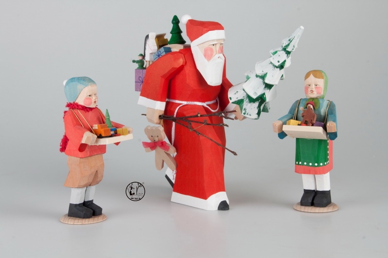 Holzschnitzerei Weihnachtsmann mit Strizelkindern von Bettina Franke