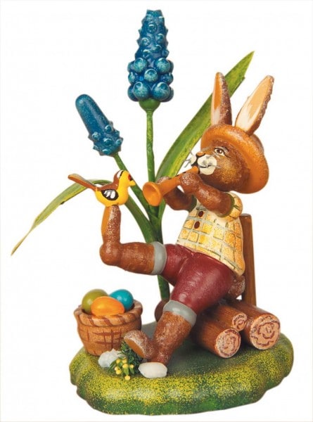 Osterhase aus Holz spielt Flöte in seinem Garten von Hubrig