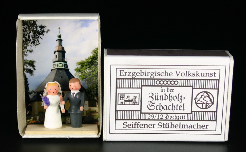 Zündholzschachtel Hochzeitspaar von Gunter Flath aus Seiffen / Erzgebirge Hochzeitspaar vor der Kulisse der Seiffener Kirche. Diese Scene wurde in eine …