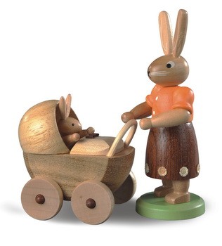 Osterhasenmutter mit Kinderwagen, farbig lasiert, 11 cm von Müller GmbH Kleinkunst aus dem Erzgebirge