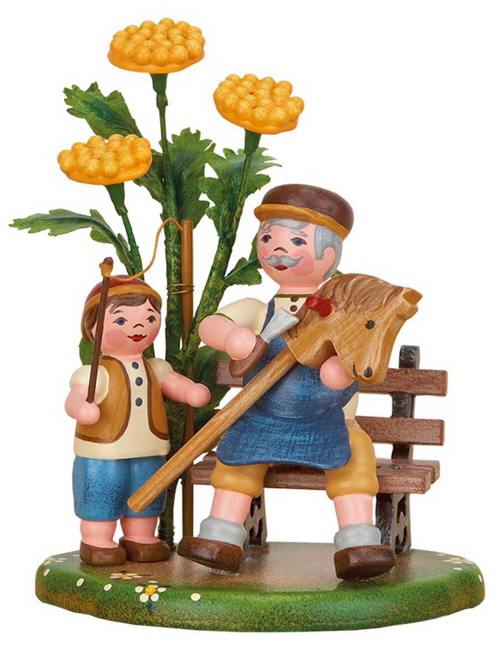 Opa und Junge mit Steckenpferd auf Bank aus Holz von Hubrig
