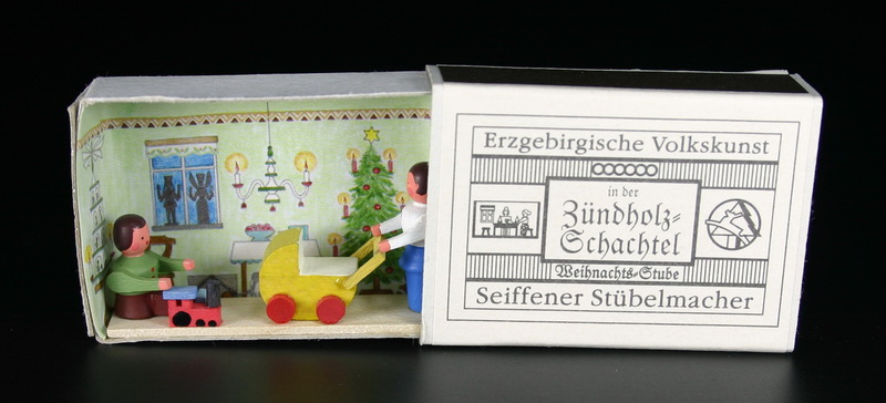Zündholzschachtel Weihnachtsstube von Gunter Flath aus Seiffen / Erzgebirge Detailgetreue Nachbildung einer Weihnachtsstube aus früheren Zeiten. Dieses Motiv …