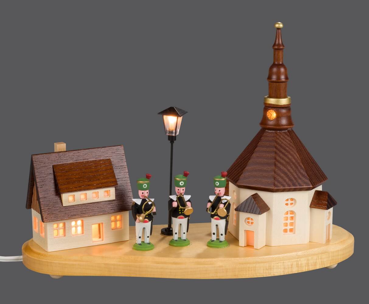 Sockelbrett Seiffener Dorf mit Bergmannskapelle und beleuchteter Straßenlaterne von SEIFFEN.COM_2