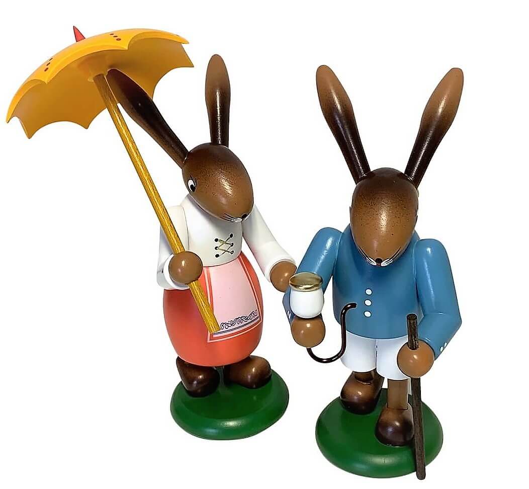 Hasenpaar mit Wanderstab und Schirm, 21 cm von SEIFFEN.COM