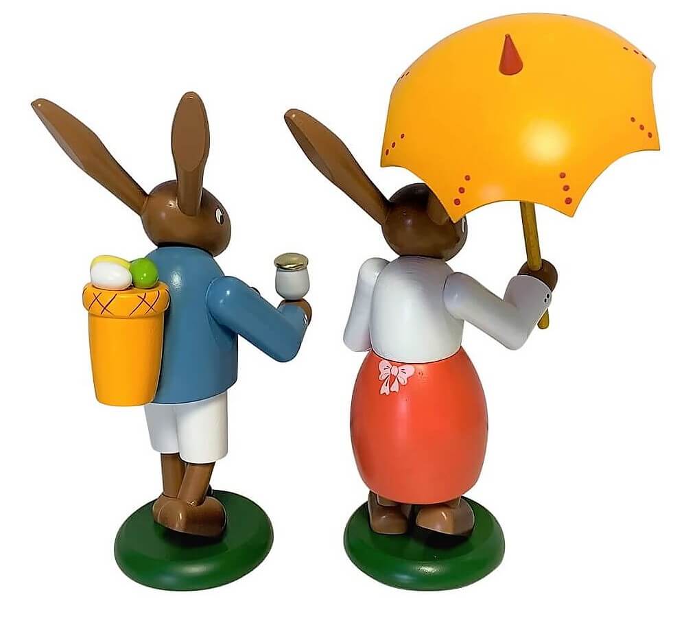 Hasenpaar mit Wanderstab und Schirm, 21 cm von SEIFFEN.COM_1