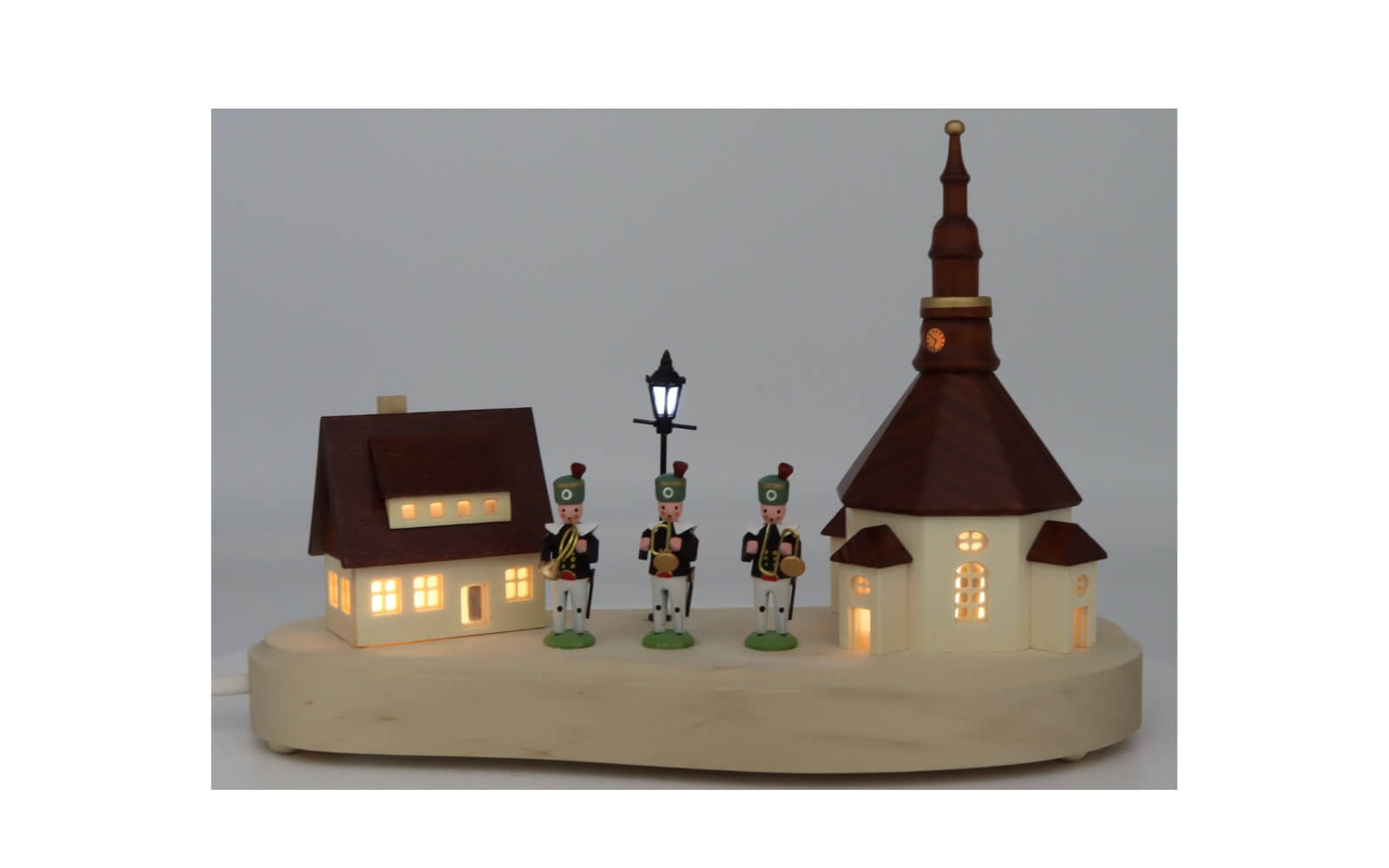 Sockelbrett Seiffener Dorf mit Bergmannskapelle und beleuchteter Straßenlaterne von SEIFFEN.COM_2